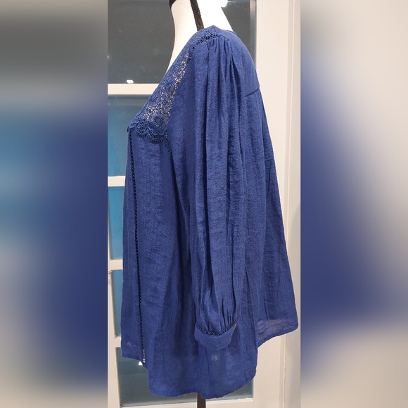 Chic Navy Lace Detail Blouse - Picture 4 of 7